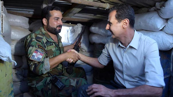 بالصور: الرئيس السوري بشار الاسد يشارك جنوده وجبة الافطار على الحدود الأمامية في منطقة الغوطة الشرقية بريف دمشق