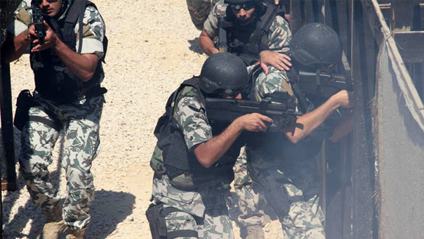 عملية استباقية نوعية للأمن العام: مداهمة أحد أوكار الإرهابيين في وادي عطا بعرسال والعثور على حزام ناسف وأسلحة