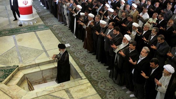 الامام الخامنئي: هدف أمريكا من إيجاد الكوارث في المنطقة هو دفع القضية الفلسطينية الى النسيان