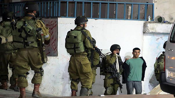 شهيد برصاص الاحتلال شمال القدس .. واعتقال 13 فلسطينياً بينهم أسير محرر خلال مداهمات بالضفة