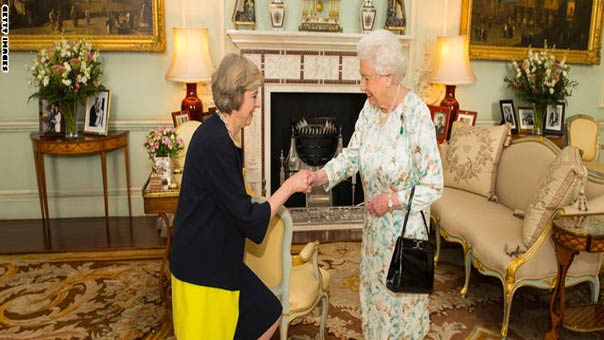 ملكة بريطانيا تكلف تيريزا ماي بتشكيل الحكومة البريطانية الجديدة