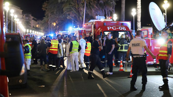 بالصور والفيديو: 80 قتيلاً في نيس بفرنسا دهساً بشاحنة .. وتمديد لحالة الطوارئ