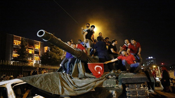 مقتل وجرح واعتقال المئات في محاولة انقلاب نفذتها قوات جوية وبريّة في تركيا