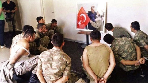 تركيا تواصل حملة الاعتقالات .. وصور صادمة تثير جدلاً دولياً