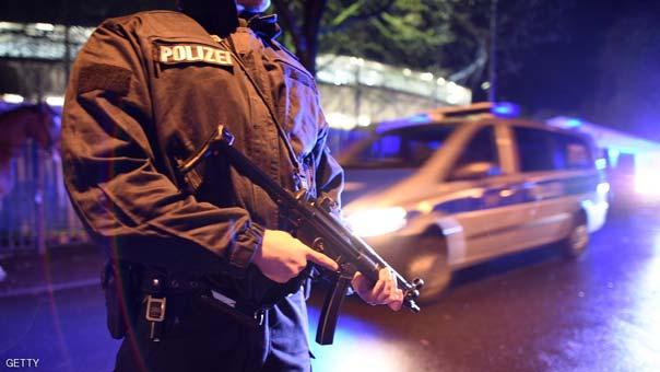 الشرطة الألمانية: لاجئ سوري يقتل سيدة ويجرح شخصين بساطور