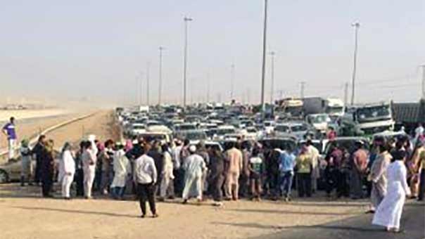 عمال &rsquo;سعودي أوجيه&rsquo; يغلقون الخط السريع بجدة