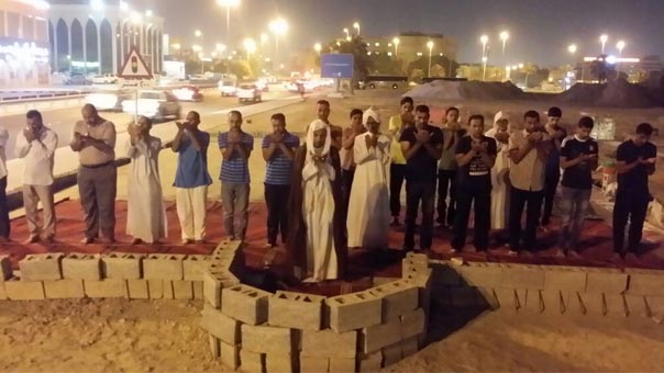 بالصور: البحرينيون يصلون جماعةً في مسجد هدمه النظام الخليفي