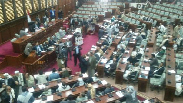 البرلمان اليمني يقر تشكيل المجلس السياسي الأعلى رغم الحظر الجوي السعودي