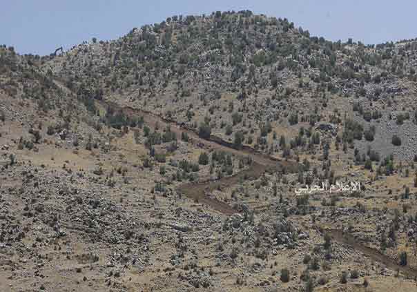 بالصور: العدو يعاود العمل على شق الطريق في مزارع شبعا اللبنانية المحتلة