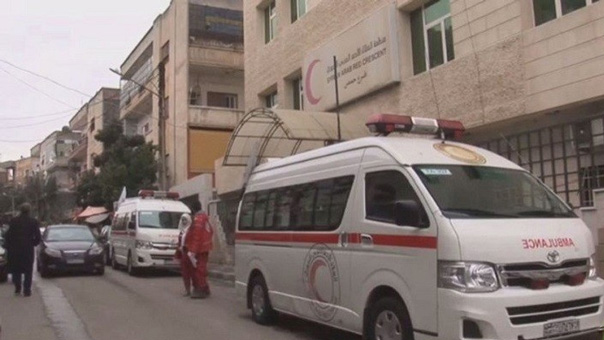 الهلال الأحمر السوري يجلي مرضى من بلدات محاصرة في ريفي إدلب ودمشق