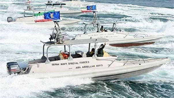 زوارق إيرانية تقترب من مدمرة أميركية في مضيق هرمز