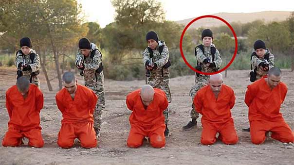 صدمة أب بريطاني فوجئ بطفله &rsquo;يُعدِم&rsquo; سجيًنا في سوريا