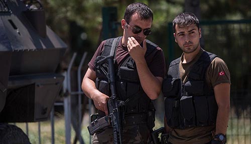 تركيا تعزل ثمانية آلاف من قوات الأمن لصلتهم بالانقلاب