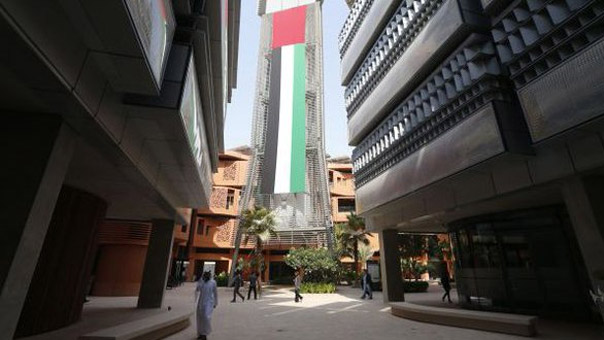 الإمارات: مصارف تواجه تبعات انخفاض أسعار النفط بتسريح مئات الموظفين