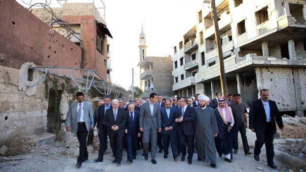 الرئيس الأسد يؤدي صلاة العيد في داريا ويجول في أحيائها.. مصمّمون على استعادة كلّ منطقة من الإرهابيين