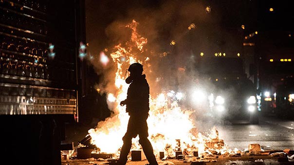 مسلسل العنصرية الأميركية مستمر.. مقتل شخص وإعلان حالة الطوارئ في مدينة تشارلوت