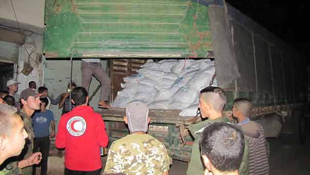 بالصور.. دخول قافلة مساعدات انسانية الى مضايا والزبداني بالتزامن مع دخول قافلة مماثلة الى الفوعة وكفريا