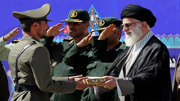 الامام الخامنئي: القوات المسلحة الايرانية لا بد ان تكون على اهبة الاستعداد