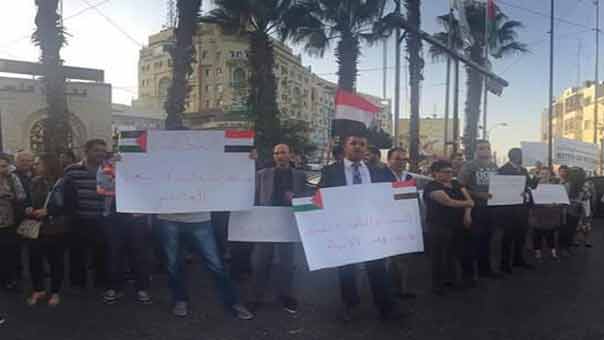 بالصور: وقفة شبابية وسط رام الله بالضفة الغربية للتضامن مع ضحايا مجزرة صنعاء والتنديد بالعدوان السعودي