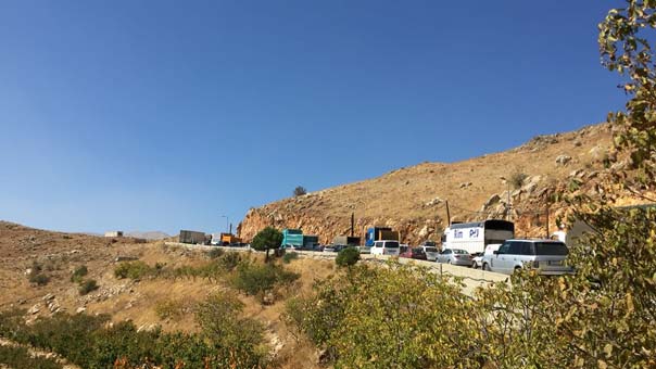 أصحاب الكسارات يعتصمون على طريق ضهر البيدر