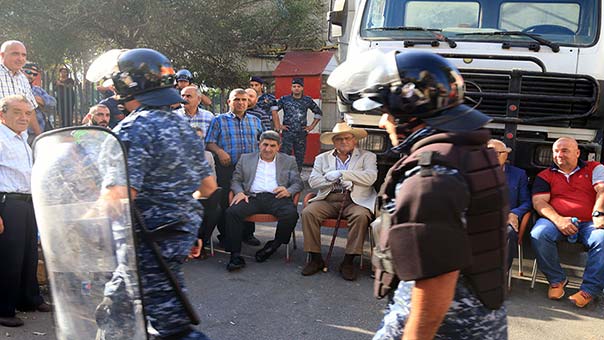 اتحاد النقل البري يبدأ اعتصامه المفتوح أمام مراكز المعاينة الميكانيكية