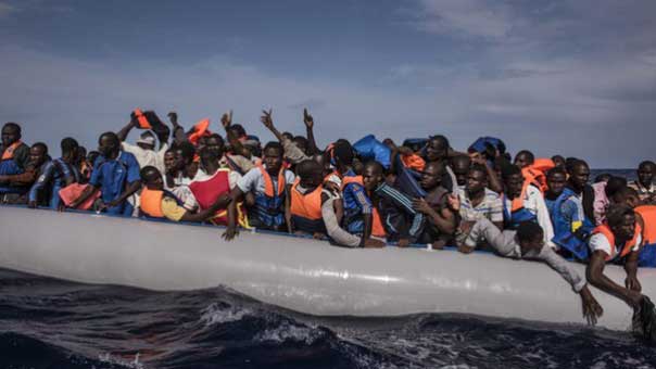 إنقاذ 2200 مهاجر قبالة ليبيا... وسلطات فرنسا تنقل 2318 مهاجراً من مخيم كاليه