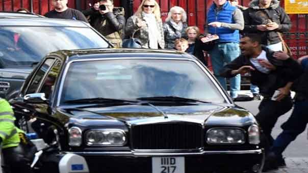 متظاهرون يعترضون سيارة طاغية البحرين في لندن