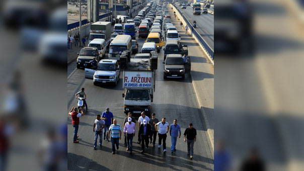 اتحادات النقل البري تقطع الطرقات في مختلف المناطق اللبنانية.. وتهديد بالتصعيد