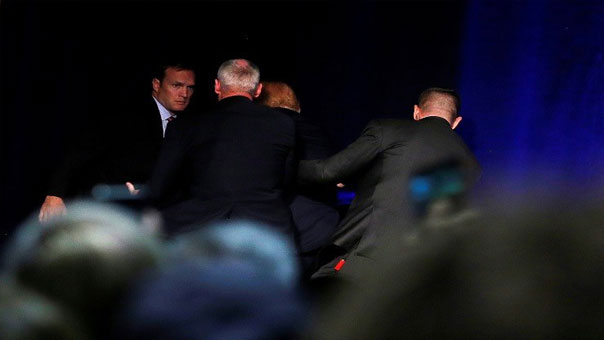 بالفيديو: إجلاء ترامب من المنصة خلال تجمع في ولاية نيفادا