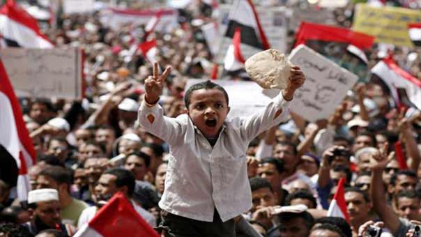 إجراءات حكومية مؤلمة للفقراء.. وتجاهل للخيارات الأخرى