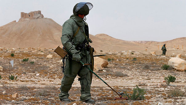 الدفاع الروسية: مجموعة من خبراء إزالة الألغام تتوجه إلى سوريا لتطهير شرق حلب