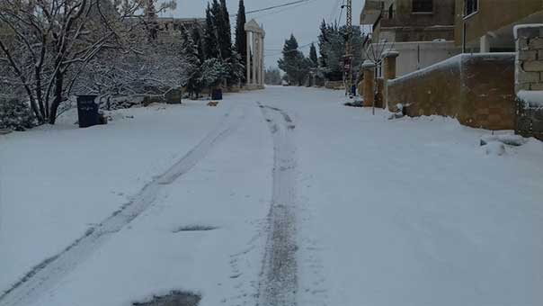 بالصور: الأبيض يغطي قرى الهرمل البقاعية