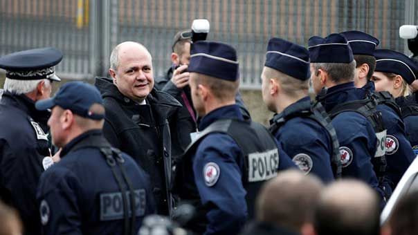 فرنسا.. 91 ألف شرطي لتأمين احتفالات عيد الميلاد ورأس السنة