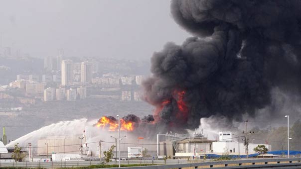 حريق هائل بمجمع مصافي النفط في مدينة حيفا