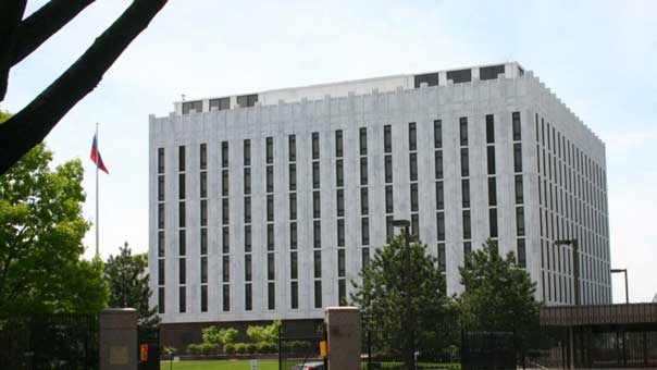 السلطات الأمريكية ترحّل 35 دبلوماسياً روسياً من الولايات المتحدة .. وروسيا: ردنا سيكون مناسباً