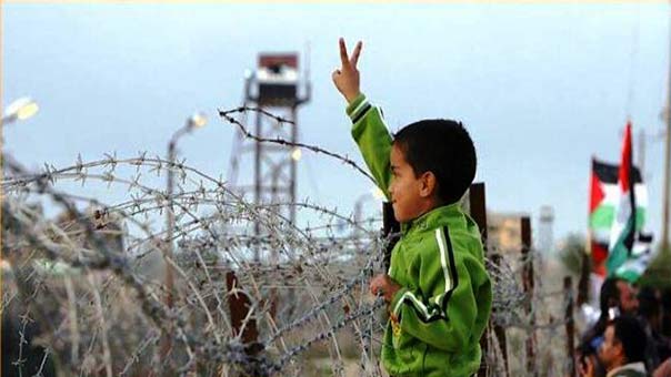 الفلسطينيون يودعون 2016 بأمنيات لم تتحقق .. وآمال بعام جديد يقربهم منها