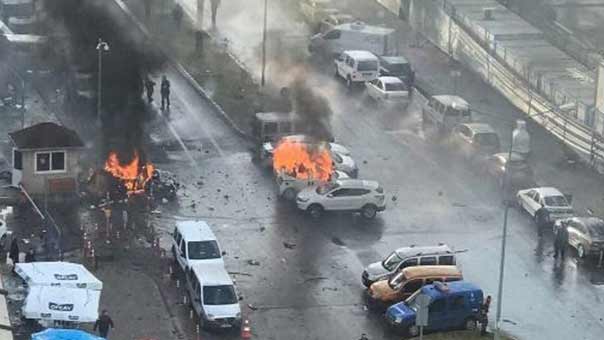 قتلى وجرحى بانفجار سيارة مفخخة بالقرب من محكمة في ازمير غربي تركيا