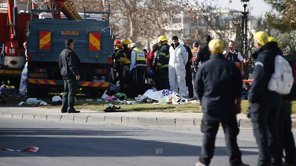 في الـ 2017 الدهس يلاحق جنود العدو.. قتلى وجرحى بعملية جديدة بالقدس المحتلة