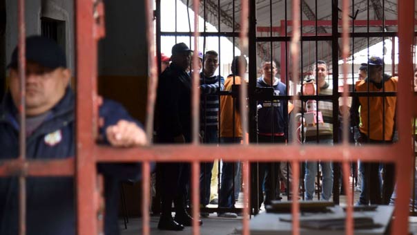 قطع رؤوس في سجن برازيلي ضمن صراع بين أكبر عصابتين في البلاد