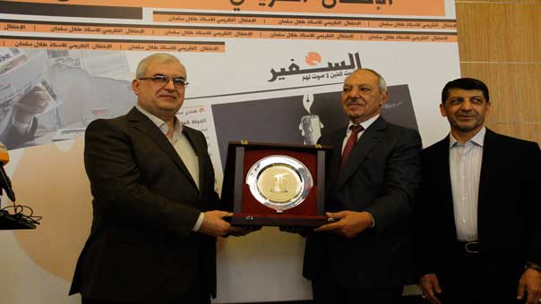 حزب الله كرم رئيس تحرير ’السفير’ .. سلمان: التكريم شهادة على تقدير المقاومة لدور الكفاءة المكرسة لخدمة قضايا الوطن