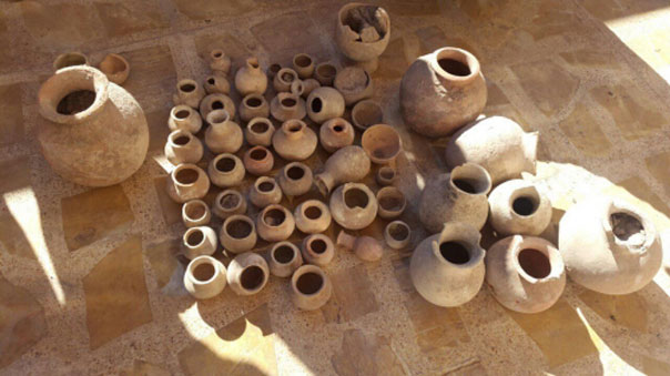 بالصور.. العثور على مئة قطعة أثرية في منزل أحد قياديي &rsquo;داعش&rsquo; في الموصل