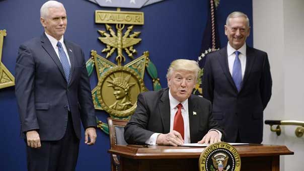 بعد قراره بحظر مواطني دول إسلامية من الدخول للولايات المتحدة.. ترامب يقيل المسؤول بالوكالة عن ادارة الهجرة والجمارك 
 