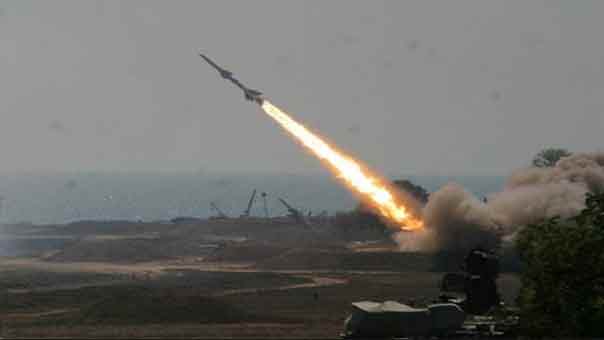 مقتل 80 جندياً وأكثر من 100 إصابة بضربة صاروخية باليستية لمعكسر قوى العدوان السعودي في البحر الاحمر