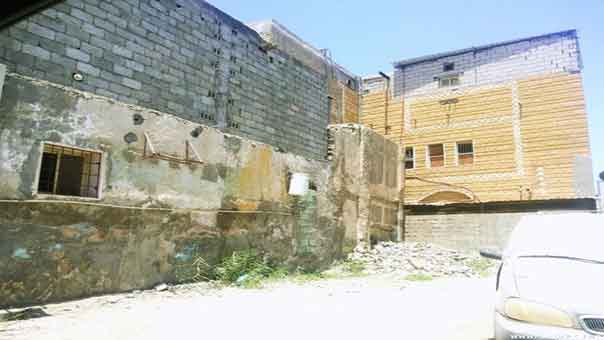 السلطات السعودية بدأت بهدم منازل الأهالي في حي المسورة وتهدّدهم بإيقاف الخدمات المدنية