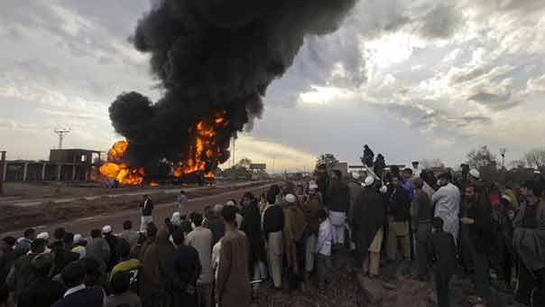 70 شهيدًا وعشرات الجرحى بتفجير انتحاري داخل مزار ديني في باكستان