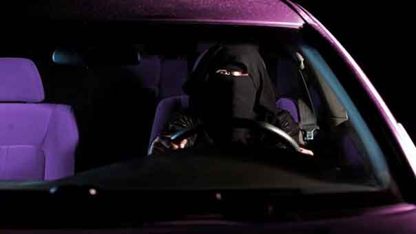 السعودية: توقيف سيدة قادت سيارتها