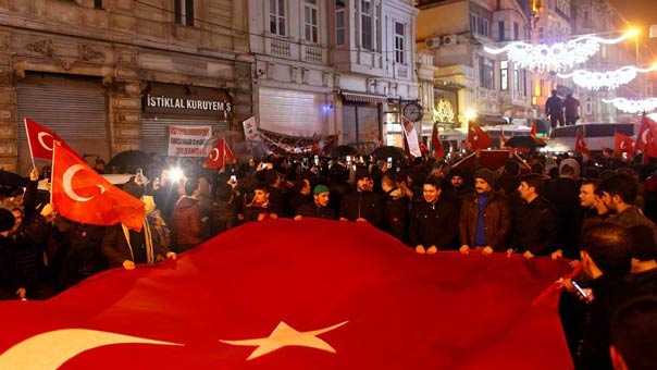 وزيرة الأسرة التركية تعود إلى بلادها.. ومتظاهرون أتراك يزيلون علم هولندا من فوق قنصليتها في اسطنبول