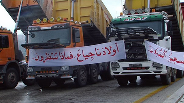 اعتصامان لأصحاب الشاحنات والأساتذة تسببا بقطع اوتوستراد الجنوب عند الزهراني