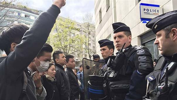 باريس: صدامات بين قوات الأمن ومتظاهرين نددوا بقتل شرطي لمواطن صيني