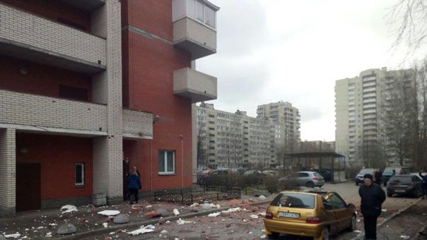 انهيار جزئي لواجهة مبنى سكني في بطرسبروغ جراء انفجار غاز